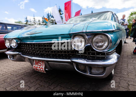 ALTENTREPTOW / Meclemburgo - Pomerania occidentale / Germania - 1 Maggio 2018: Cadillac Sedan DeVille auto oldtimer sorge sulla strada di oldtimer show. Foto Stock