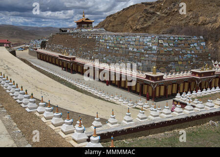 Mani lungo muro di pietra a Ser Gergyo (Ani Gompa) convento, Tagong, Sichuan, in Cina Foto Stock