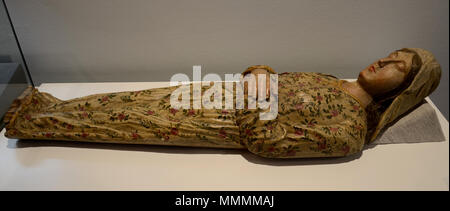 . Русский: Скульптура 'Успение Богоматери'. Мастер Неизвестный. 2-я пол. XVIII века. Дерево, резьба, полихромия. Центр исследования белорусской культуры, и языка литературы НАН Республики Беларусь. Экспонат выставки '10 веков искусства Беларуси'. Беларуская: Успенне Маці Божай. Невядомы майстар. 2-я палова XVIII ст. Дрэва, разьба, паліхрамія. Цэнтр даследавання беларускай культуры, мовы і літаратуры НАН Рэспублікі Беларусь. Inglese: Dormizione della Madre di Dio. Artista sconosciuto. Seconda metà del XVIII secolo. Policrome in legno intagliato. La mostra "dieci secoli di arte in Bielorussia". . Seconda Foto Stock