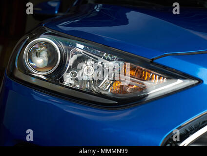 Close-up di auto faro. Pulire lucidati auto luce LED Foto Stock