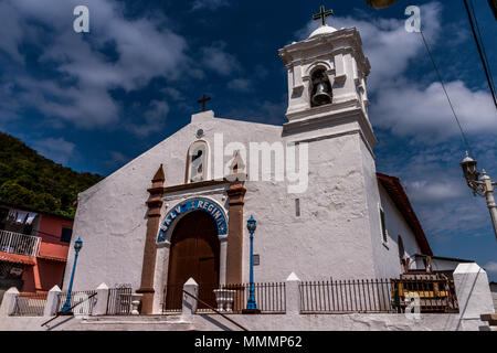 Paroquia San Pedro o San Pietro la seconda più antica chiesa in America a Taboga Island in Panama vicino a Città di Panama Foto Stock