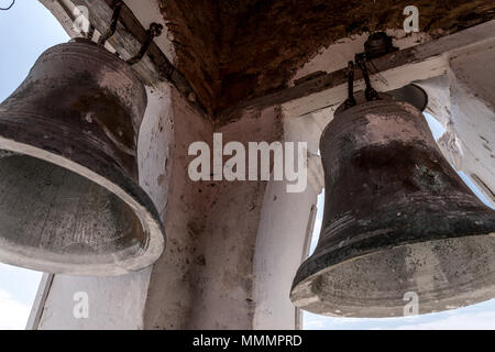 Le campane della chiesa di San Pietro la seconda più antica chiesa in America a Taboga Island in Panama vicino a Città di Panama Foto Stock