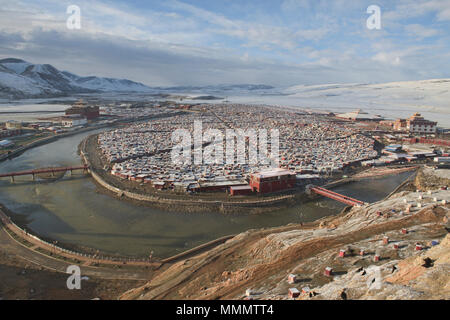 Vista dell'isola di monache tibetane, Yarchen Gar, Sichuan, in Cina Foto Stock