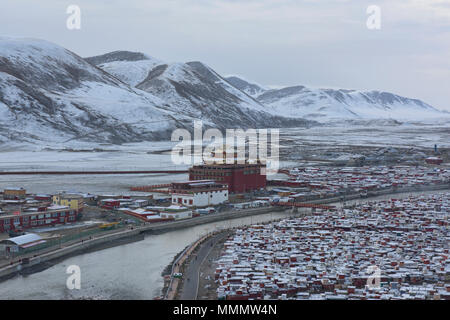 Vista dell'isola di monache tibetane, Yarchen Gar, Sichuan, in Cina Foto Stock