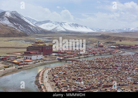 Vista dell'isola di monache tibetane, Yarchen Gar, Sichuan, in Cina Foto Stock