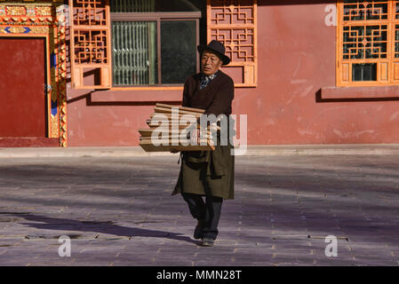 Il Tibetano woodblock stampe alla sacra Scrittura Bakong Stampa Monastero a Dege, Sichuan, in Cina Foto Stock