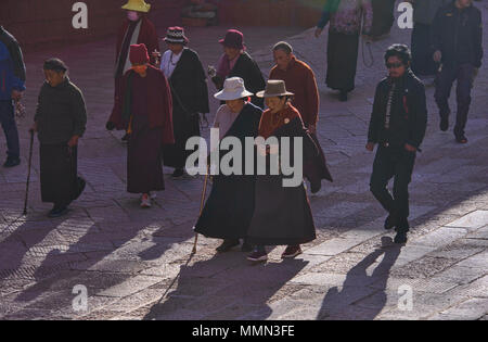 Pellegrini tibetani passeggiate kora cerchi intorno al santo Bakong scrittura Stampa Monastero a Dege, Sichuan, in Cina Foto Stock