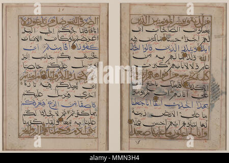 . Inglese: questa custodia folio contiene, sul lato destro, versetti 2-8 di Surat Al-Kahf (la grotta) e, sul lato sinistro, versetti 67-70 del capitolo 17 del Corano, intitolato Surat Bani Isra'il (i figli di Israele), noto anche come Surat Al-ISRA' (la notte di viaggio). I confini del testo includono un commento in persiano su un particolare versetto del Corano. Il frammento è scritto in uno script noto come bihari, una variante del naskh (corsivo) tipico dell India settentrionale dopo Timur la conquista e prima della costituzione della dinastia Mughal (ca. 1400-1525 d.C.). Bihari script è reconizable dal suo empha Foto Stock