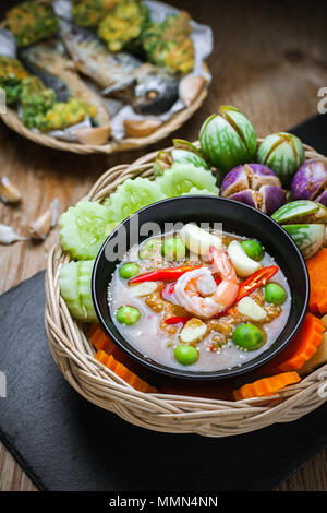 Gamberi - salsa di pasta con verdure, frittata fritto di sgombro su un tavolo di legno. Foto Stock