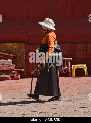 Pellegrino tibetano passeggiate kora cerchi intorno al santo Bakong scrittura Stampa Monastero a Dege, Sichuan, in Cina Foto Stock