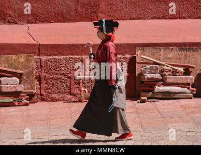 Pellegrino tibetano passeggiate kora cerchi intorno al santo Bakong scrittura Stampa Monastero a Dege, Sichuan, in Cina Foto Stock