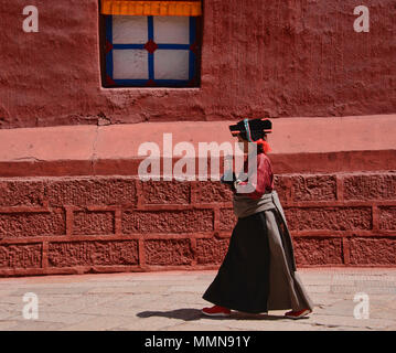 Pellegrino tibetano passeggiate kora cerchi intorno al santo Bakong scrittura Stampa Monastero a Dege, Sichuan, in Cina Foto Stock