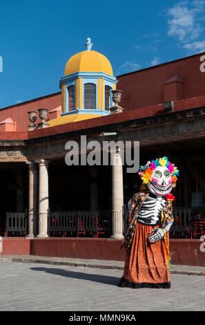 Un fantoccio gigante con una maschera di morte, chiamato mojigangas in San Miguel De Allende, Messico Foto Stock