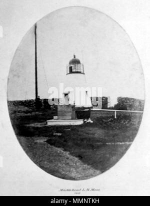 . Titolo: Marblehead faro, 1835. Categoria: fotografie. Tipo: albume stampa. Autore: Masury, Samuele. Luogo: USA, ma Marblehead. Data: 1835. Materiali: carta. Descrizione: Albume stampa presi da Samuele Masury a Marblehead, 1835. Di forma ovale immagine montata su una scheda di forma rettangolare. Vista di Marblehead Faro, tra cui un uomo e una donna seduta nella distanza a sinistra. Goffrati a fondo: 'MASURY'S/ fotografia/ BOSTON.' (Samuel Masury, 1818-1874). Stampate a mano a penna al di sotto delle fotografie: 'Marblehead, LATO SINISTRO Messa./ 1835'. 7 1835 Marblehead faro da Masury Mystic Seaport Foto Stock