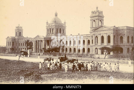 . Inglese: fotografia del D.J. Sind Arts College (ora noto come D. J. Governo Scienza College) di Karachi, presi da un fotografo sconosciuto, c.1893, da un album di 46 stampe intitolato "Karachi viste". Progettato da James Strachan e considerato questo architetto ha il più grande successo, il collegio fu costruito tra il 1887 e il 1893. Chiamato dopo il Sindhi filantropo Dayaram Jethmal, i cui due membri della famiglia ha contribuito al suo costo, l'edificio fu costruito in epoca neoclassica, o Italiana stile architettonico. Una notevole quantità di denaro è stato speso per l'interno del collegio; Foto Stock