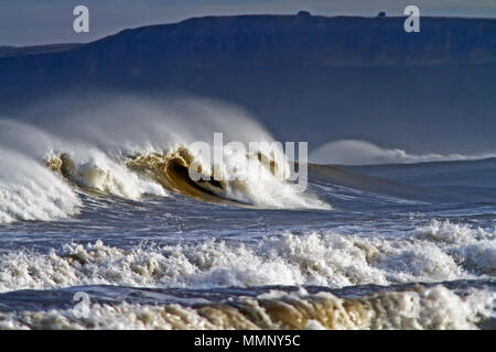 Le onde che si infrangono e spindrift in Scarborough della South Bay. Foto Stock