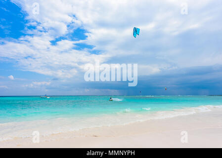 Il kite surf a Paradise beach Foto Stock