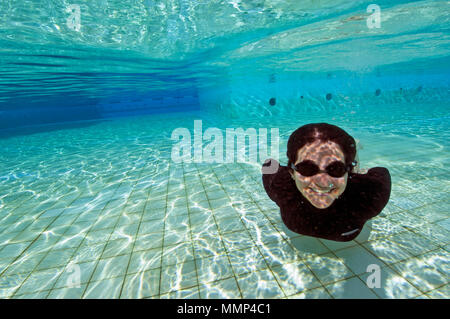 Donna nuota in un acqua limpida piscina, Sao Paulo, Brasile