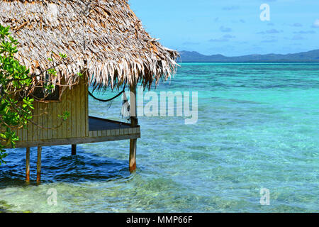 Un bungalow sulla spiaggia in un paradiso tropicale, Nero Coral Island, Pohnpei, Stati Federati di Micronesia Foto Stock