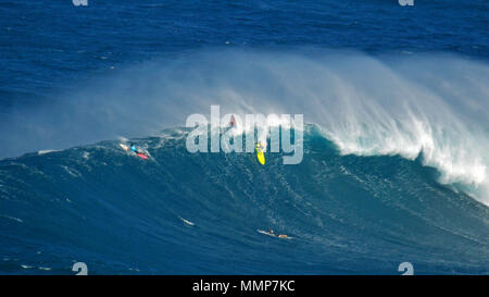 Surfisti in un onda gigante la rottura durante il 2015 Peahi sfida Big Wave Surf campionato a ganasce, Maui, Hawaii, STATI UNITI D'AMERICA Foto Stock