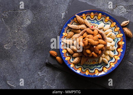 Tre tipi di mandorla: in guscio, naturali e pelati dado. Cibo sano concetto vista superiore con posto per il testo Foto Stock