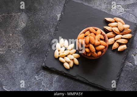 Tre tipi di mandorla: in guscio, naturali e pelati dado. Cibo sano concetto vista superiore con posto per il testo Foto Stock