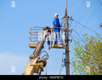 Slavyansk-su-Kuban, Russia - 24 April, 2018: elettricisti riparare la linea di alimentazione. I lavoratori sono di fabbro elettricisti. Foto Stock