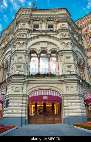 Un lato di entrata di gomma (ex membro Department Store) sulla Piazza Rossa di Mosca, Russia Foto Stock