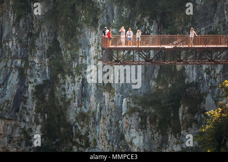 Zeda-gordi, Georgia - 13 Settembre 2017: turistici sulla piattaforma di osservazione al fine di stretto ponte di sospensione o pendente Road fino a 140 metri Abov Foto Stock