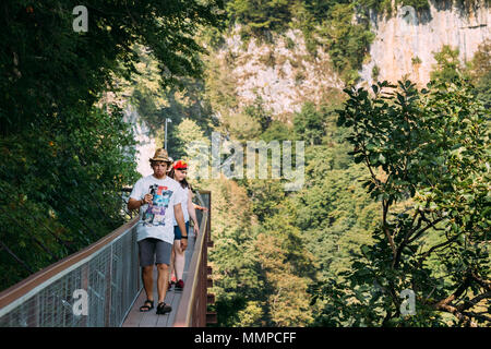 Zeda-gordi, Georgia - 13 Settembre 2017: la gente camminare su stretto ponte di sospensione o pendente Road fino a 140 metri sopra il precipizio sul territorio Okat Foto Stock