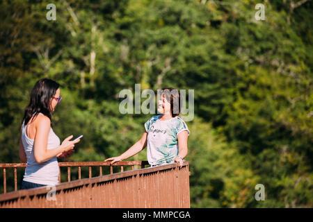 Zeda-gordi, Georgia - 13 Settembre 2017: turistica prendendo foto sulla piattaforma di osservazione in fine di stretto ponte di sospensione o pendente Road fino a 140 Me Foto Stock