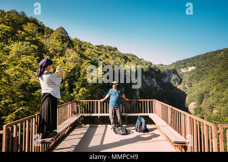 Zeda-gordi, Georgia - 13 Settembre 2017: turistica prendendo foto sulla piattaforma di osservazione in fine di stretto ponte di sospensione o pendente Road fino a 140 Me Foto Stock