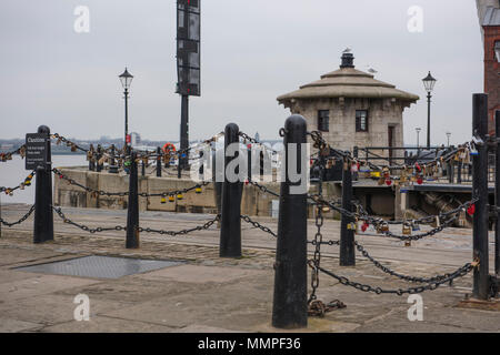 Amore si blocca sulla catena recinzioni di Albert Dock, Liverpool Foto Stock