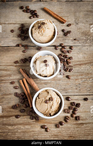 Gelato al caffè su sfondo di legno. In casa Caffè gelato Gelato con i chicchi di caffè - estate sano vegan dessert. Foto Stock