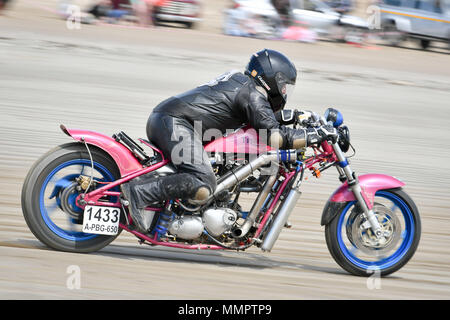 Un concorrente su moto prende parte all'annuale NEL REGNO UNITO, in Europa e nel mondo di velocità su terra evento organizzato da Straightliners, a Pendine Sands, il Galles, in cui i piloti e i conducenti di tutti i tipi di veicolo competere in classi di velocità superiore oltre un miglio misurato sulla spiaggia. Foto Stock