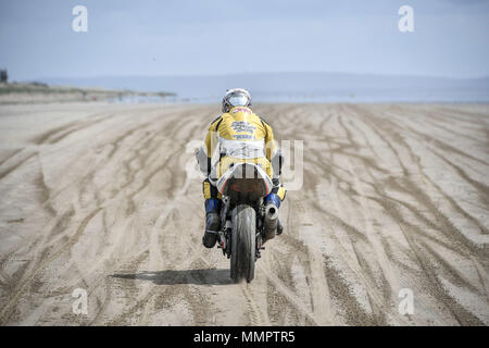 Un concorrente su moto prende parte all'annuale NEL REGNO UNITO, in Europa e nel mondo di velocità su terra evento organizzato da Straightliners, a Pendine Sands, il Galles, in cui i piloti e i conducenti di tutti i tipi di veicolo competere in classi di velocità superiore oltre un miglio misurato sulla spiaggia. Foto Stock