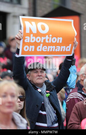 Ritrasmesso la correzione di posizione pro-vita dimostranti di alzarsi in piedi per la vita in campagna Merrion Square, Dublino, per la conservazione dell'Ottavo emendamento della Costituzione irlandese che deve essere deciso in un referendum il 25 maggio. Foto Stock