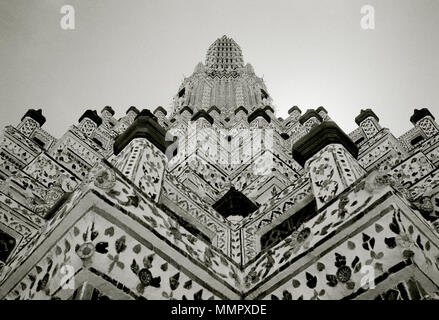 Tramonto Tramonto scena del tempio buddista di Tempio di Dawn - Wat Arun tempio a Bangkok Yai Thonburi a Bangkok in Tailandia in Asia del sud-est in Estremo Oriente. Viaggiare Foto Stock