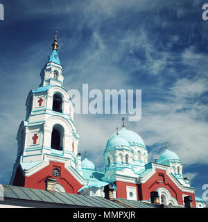 Spaso-Preobrazhensky Cattedrale del monastero di Valaam. Vista dal basso. Soleggiata giornata estiva. Foto di età. Isola di Valaam, Repubblica di Karelya, Russia. Foto Stock