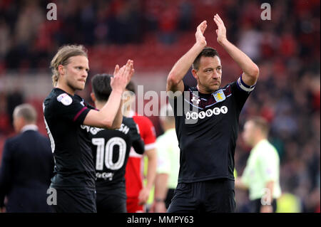 Aston Villa di John Terry (destra) e Birkir Bjarnason applaudire i fan dopo il cielo Bet Playoff campionato corrispondono al Riverside Stadium, Middlesbrough. Foto Stock