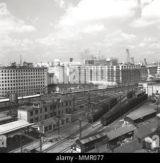 Degli anni Cinquanta, vista aerea da questa epoca di Tokyo City con larg ufficio blocchi e i binari ferroviari. Foto Stock