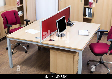 Monitor su una scrivania in un ufficio moderno Foto Stock