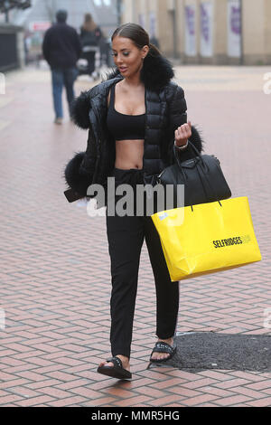 Il cast del film TOWIE scene a Chop Bloc in Chelmsford Essex con: Yazmin Oukhellou dove: Chelmsford, Regno Unito quando: 12 Apr 2018 Credit: WENN.com Foto Stock