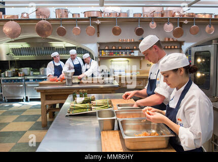 È sotto embargo per 0001 Lunedì 14 Maggio la cucina reale al Castello di Windsor dove sono in corso preparativi per il banchetto nuziale dopo le nozze del principe Harry e Meghan Markle il 19 maggio. Foto Stock