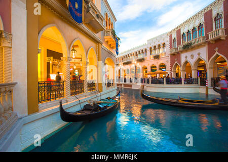 LAS VEGAS, NEVADA - 18 Maggio 2017: all'interno della vista del Canal Grande al Venetian Hotel Casino Resort nella splendida Las Vegas con persone e gondola in vie Foto Stock