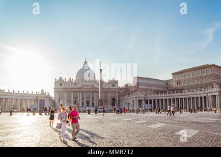 I turisti a Roma passeggiata di fronte alla Basilica di San Pietro in Vaticano Foto Stock