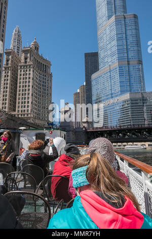 I turisti in una Chicago Architecture Foundation crociera fluviale sul fiume di Chicago Foto Stock