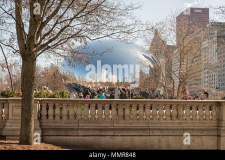 Anish Kapoor a piedi attraverso il Cloud Gate scultura è una caratteristica dinamica di Chicago's Millennium Park Foto Stock