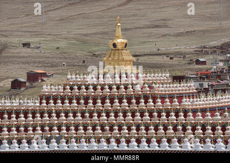 Pagoda a Yarchen Gar monastero tibetano, Sichuan, in Cina Foto Stock