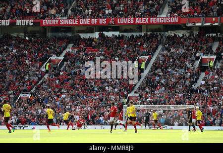 Un banner in sta sostenendo ex manager sir Alex Ferguson durante il match di Premier League a Old Trafford, Manchester. Foto Stock